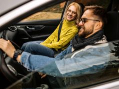 Zmiana ubezpieczyciela OC krok po kroku para w samochodzie