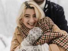 Szalik w kratę – jaki wybrać i jak wiązać? kobieta w szaliku w kratę