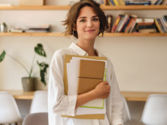 Freelancer – zawody, które może wykonywać wolny strzelec młoda dziewczyna freelancer