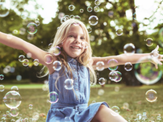 Bajeczne bańki mydlane dziewczynka bańki mydlane