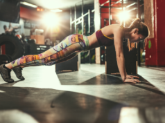 Dobra kondycja na zimowe dni – te proste, domowe ćwiczenia fizyczne pomogą ci ją utrzymać! kobieta w desce