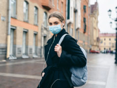 Problem z maskne – jak sobie poradzić z trądzikiem maseczkowym? młoda dziewczyna w jednorazowej maseczce