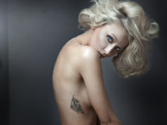 Najbardziej banalne pomysły na tatuaż blondynka z tatuażem na żebrach