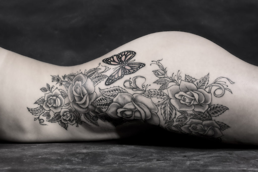 róża tatuaż kompozycja na biodrze
