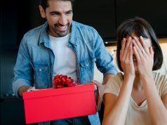Niegrzeczne prezenty dla Niego – inspiracje mężczyzna wręczający prezent ukochanej