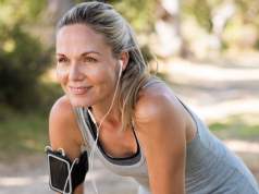 Jak klimakterium wpływa na nasze ciało? wysportowana kobieta w średnim wieku