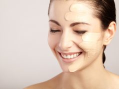 Jak dobrać idealny podkład? Podpowiadamy! kobieta dobierająca podkład do twarzy