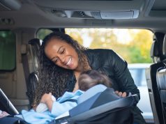 Foteliki RWF a FWF – poznaj przewagi i słabsze strony każdego z nich kobieta z dzieckiem w foteliku