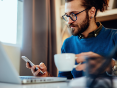 Dzierżawa czy zakup ekspresu do kawy do firmy – sprawdź co się opłaca mężczyzna w biurze z kawą