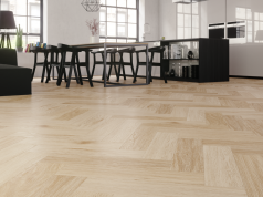 Na co zwrócić uwagę wybierając panele winylowe? panele winylowe w eleganckim salonie