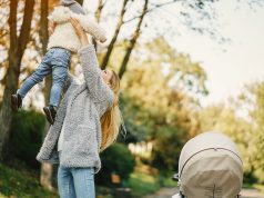 Wielofunkcyjne wózki dziecięce – jak wybrać najlepszy wózek dla swojego dziecka matka z dzieckiem przy wózku