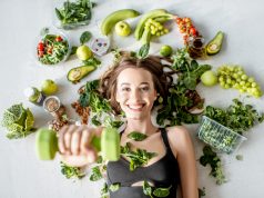 Wiosenna rewolucja: 7 rzeczy, które warto zmienić, by poczuć się lepiej kobieta z ciężarkami warzywami owocami