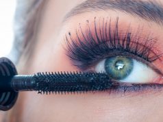 Zestaw makijażu dla początkującej – co powinno się w nim znaleźć? kobieta tuszująca rzęsy