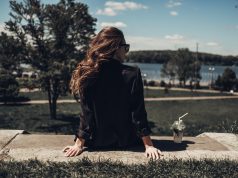 Kurtki przejściowe – moda wczesnej wiosny kobieta w kurtce przejściowej