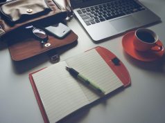 Smycze z własnym nadrukiem – gadżety reklamowe, które sprawdzą się w każdej branży notatnik biurko kawa