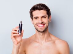 Drwal czy myśliciel – czyli krótka historia brody i jej braku mężczyzna z trymerem