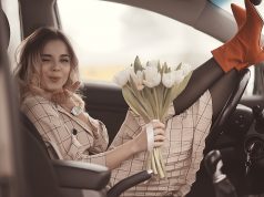 Wymarzony Dzień Kobiet, czyli jak kobiety lubią i chcą go spędzić? dziewczyna siedząca z kwiatami w samochodzie