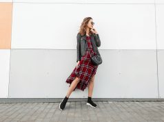 Modne i designerskie buty motywem przewodnim wielu stylizacji kobieta stylizacja casual ze sneakersami