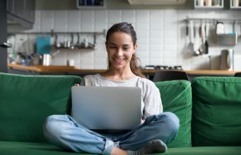 Zmiany w ofercie HBO GO i Netflix dziewczyna oglądająca serial na kanapie