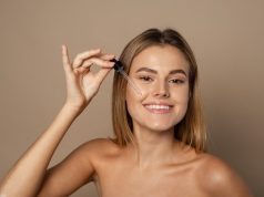 Kosmetyki Miya podbijają serca Polek uśmiechnięta dziewczyna z serum z witaminą C