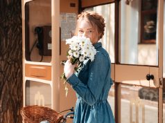 Wiosenny powiew świeżości, czyli sukienki modne wiosną 2021 dziewczyna w wiosennej sukience