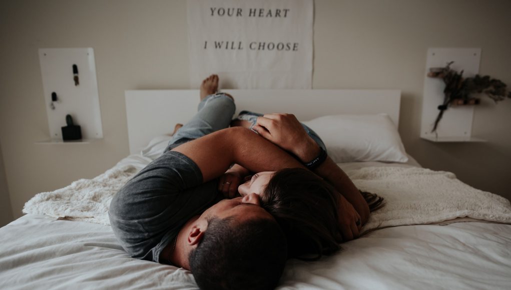 para przytulająca się w łóżku