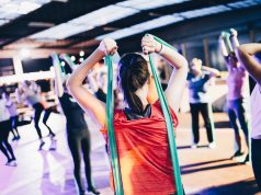 Proste i efektywne ćwiczenia z gumą sala treningowa trening z gumami