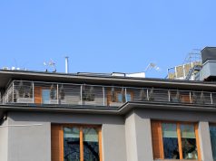 Balustrady ze stali nierdzewnej na tarasie Nowoczesne balkony z poręczą ze stali nierdzewnej na przedniej części domu