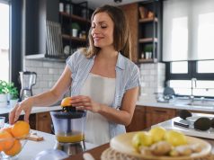 Witamina C w ciąży – dlaczego warto ją spożywać? kobieta w ciąży sok z cytrusów