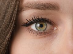 Jak skutecznie ćwiczyć wzrok? Trzy proste sposoby zbliżenie na kobiece oko