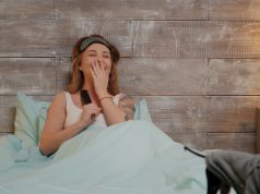 Zmiany w ofercie HBO GO i Netflix – które filmy i seriale warto szybko nadrobić oraz jakie nowości czekają na tych platformach? kobieta oglądająca w łóżku telewizję