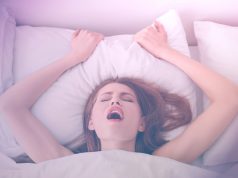 Na czym polega masturbacja kobiet? kobieta w łóżku