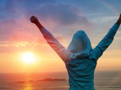 HIT LATA – bluzy rozpinane NA ZIMNO! dziewczyna w bluzie z kapturem na tle zachodzącego słońca