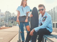 Denim zawsze modny! Czyli stylowe ubrania, kroje i odcienie z jeansu dla Niej i dla Niego para w jeansowych stylizacjach