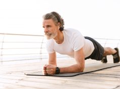 Opaski i smartwatche – jakie trendy panują teraz wśród tych akcesoriów? wysportowany mężczyzna w średnim wieku