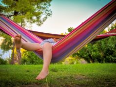 Olejki na wakacje dziecięce nogi wystające z hamaka