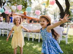 Jak przygotować idealne urodziny dziecka? dziewczynki na przyjęciu urodzinowym