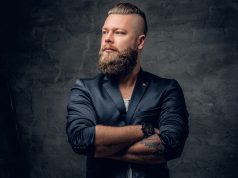 Jakie błędy najczęściej popełniają mężczyźni w swoim ubiorze? młody hipster z brodą