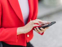 Stwórz własną Rodzinę w Orange Flex kobieta w czerwonej marynarce