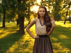 W spódnicy na wesele – jaka góra i dodatki? piękna kobieta w stylizacji weselnej