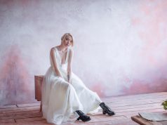 Fryzury ślubne na krótkich włosach piękna blondynka w glanach i sukni ślubnej