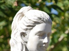 Jak urządzić wnętrza w stylu secesyjnym? rzeźba kobiece popiersie