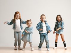 Czy modne i wygodne idzie w parze? dzieci w odzieży jeansowej