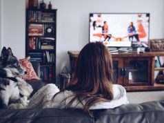 Najważniejsze rzeczy, na które trzeba zwrócić uwagę kupując telewizor kobieta z psem przed telewizorem