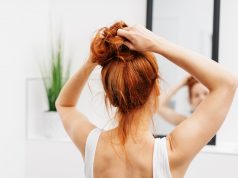 Wieczorny rytuał pielęgnacyjny w upalne dni młoda ruda kobieta przed lustrem