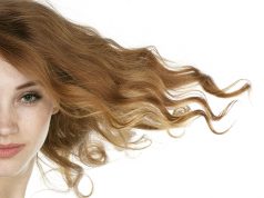 Esencja pielęgnacyjna – zapomnij o dyskomforcie skóry głowy modelka włosy