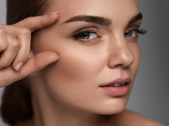 Jak w prosty sposób poprawić wygląd brwi? kobieta pięknie wystylizowane brwi