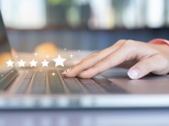 Bezpieczne zakupy online w oparciu o opinie klientów kobieca dłoń na klawiaturze