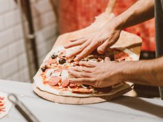 Drewniana łopata do pizzy, a może aluminiowa lub ze stali nierdzewnej? Wybieramy! łopata do pizzy