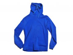 O czym pamiętać wybierając polary reklamowe? niebieska bluza polarowa